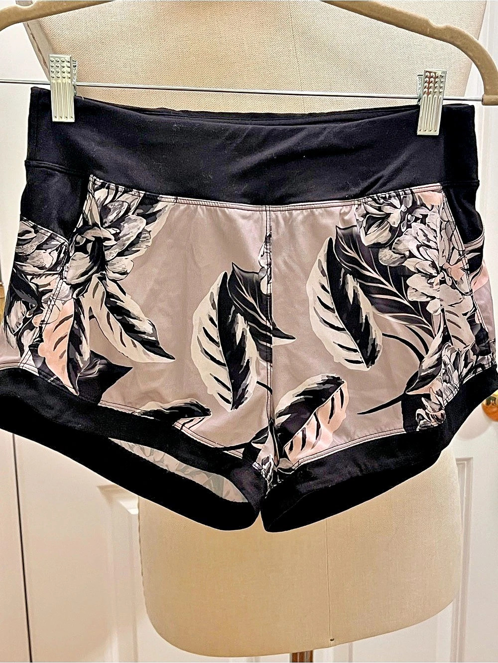 Fabletics Floral Athletic Shorts in Black & Pink Size XS Like New